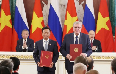 Tổng Bí thư Tô Lâm và Tổng thống Nga Vladimir Putin chứng kiến trao văn bản thỏa thuận hợp tác giữa ĐHQGHN và MGIMO (Liên bang Nga)
