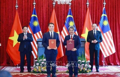 Thủ tướng Phạm Minh Chính và Thủ tướng Malaysia Anwar Ibrahim chứng kiến trao văn bản thỏa thuận hợp tác giữa ĐHQGHN và ĐHQG Malaysia